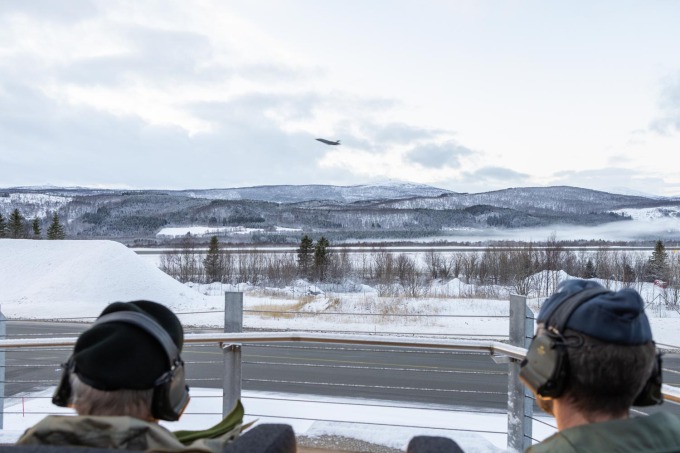 Kongen fikk se en demonstrasjon av F-35 beredskapen på Evenes. Foto: Stian Klaussen / Forsvaret